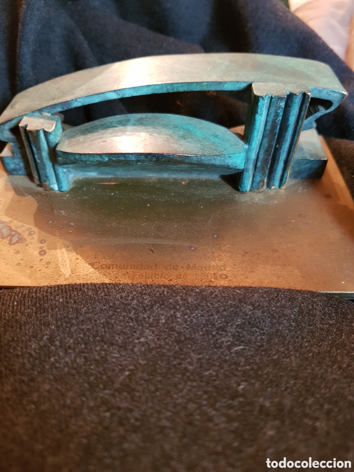 Antig&uuml;edades: ANTIGUA MAQUETA DE BRONCE DEL PALACIO DE LOS DEPORTES DE LA COMUNIDADDE MADRID 2005.