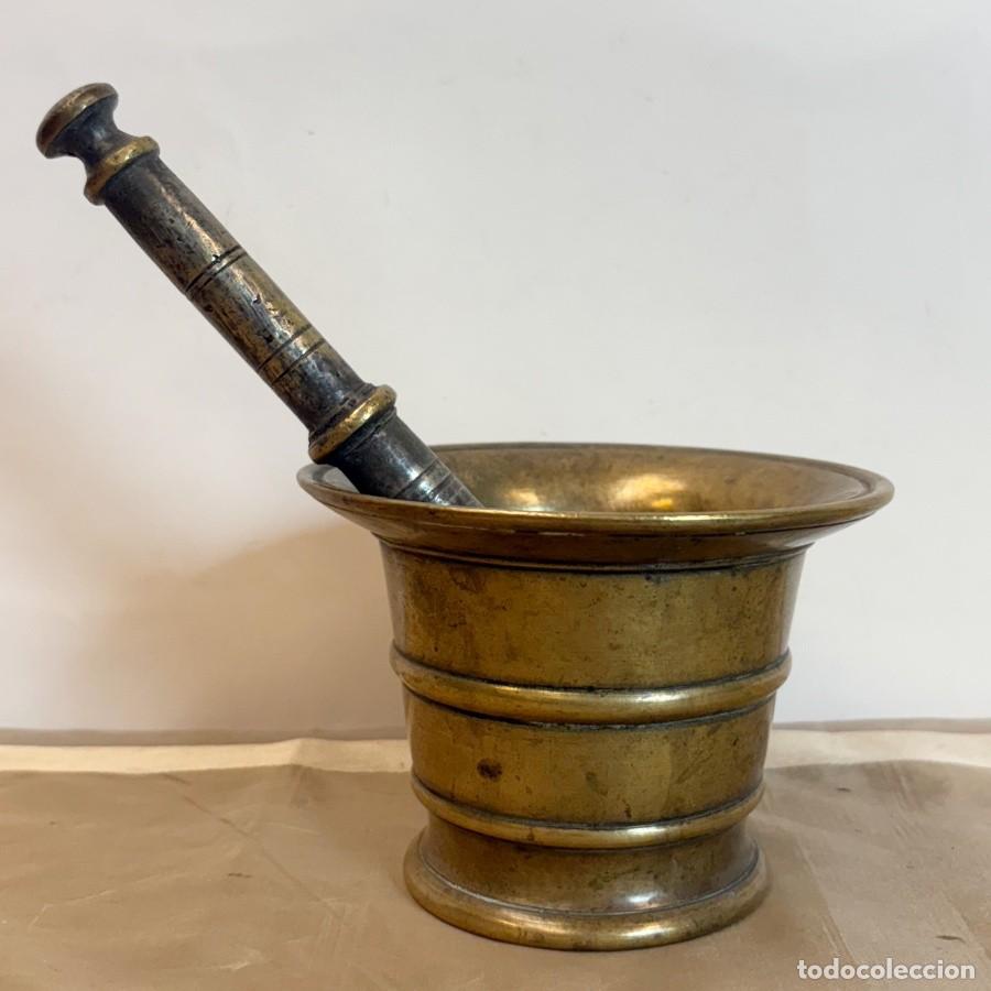 Antig&uuml;edades: Almirez de Bronce con Mano