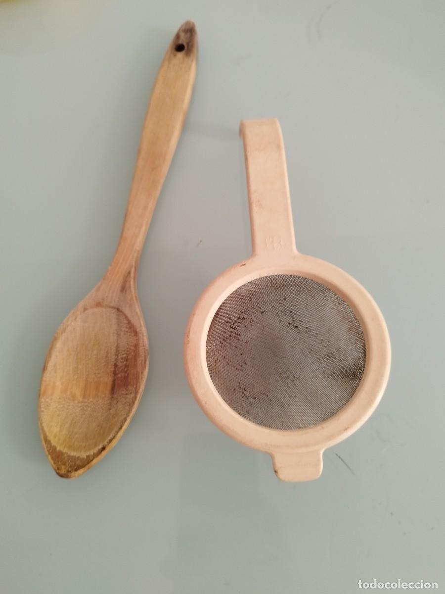 Antig&uuml;edades: Antiguo colador o tamizador Guzzini. Y una cuchara de palo, madera.