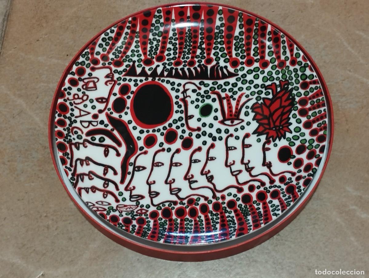 Antig&uuml;edades: YAYOI KUSAMA PLATO CERAMICO&rdquo;WOMEN WAIT FOR LOVE&rdquo;-26 CM