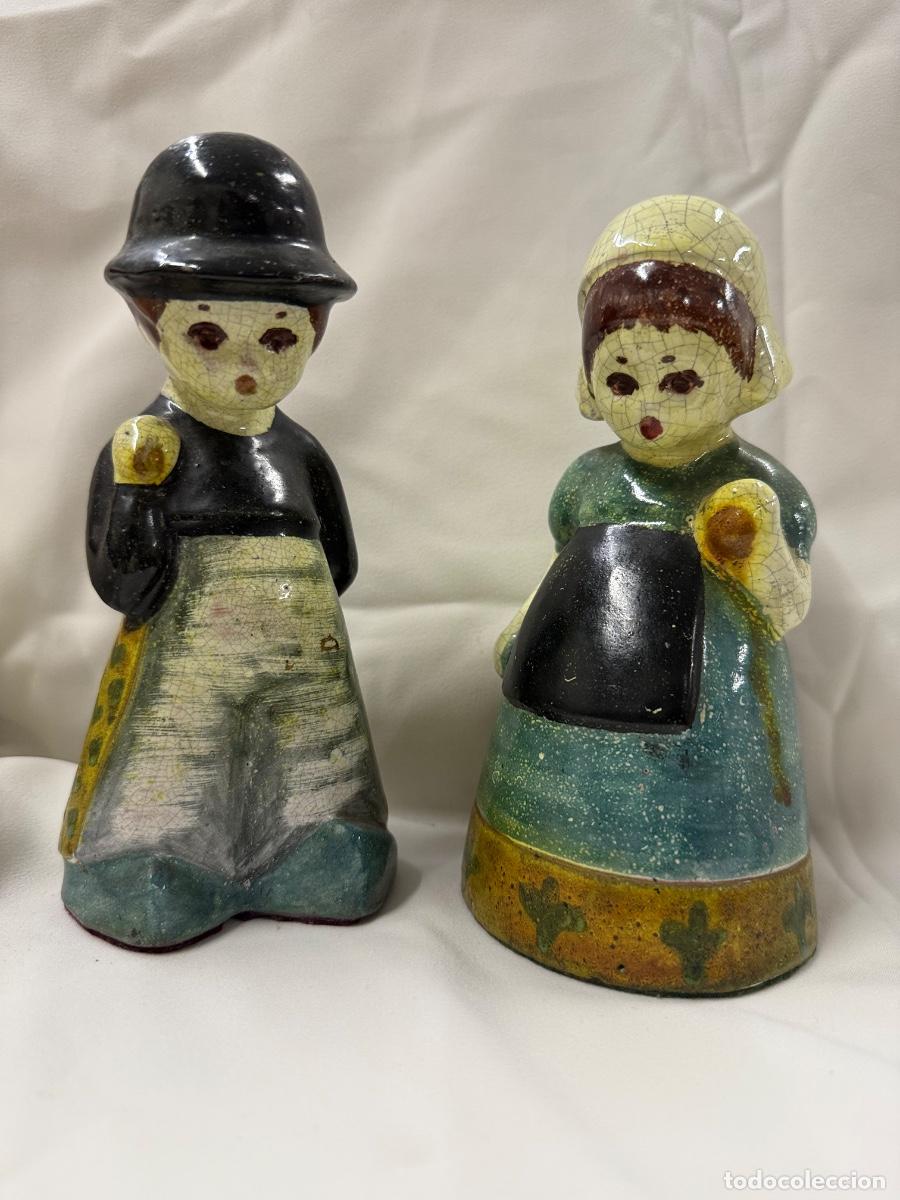 Antig&uuml;edades: Antigua pareja de figuras de ceramica esmaltada. 17cms alto. Muy curiosas.