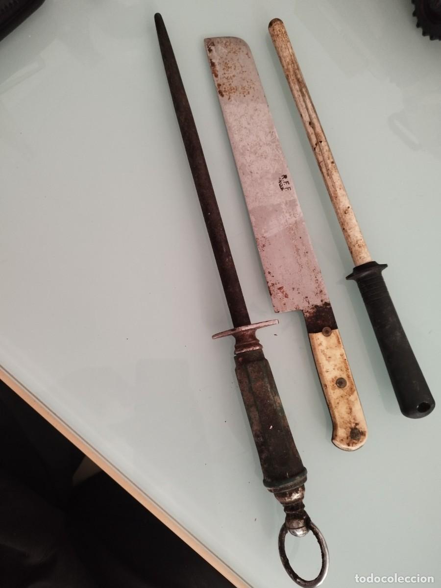Antig&uuml;edades: Antiguo gran cuchillo restaurar, 2 afiladores o chairas tradicionales de uso manual o de carnicer&iacute;a.