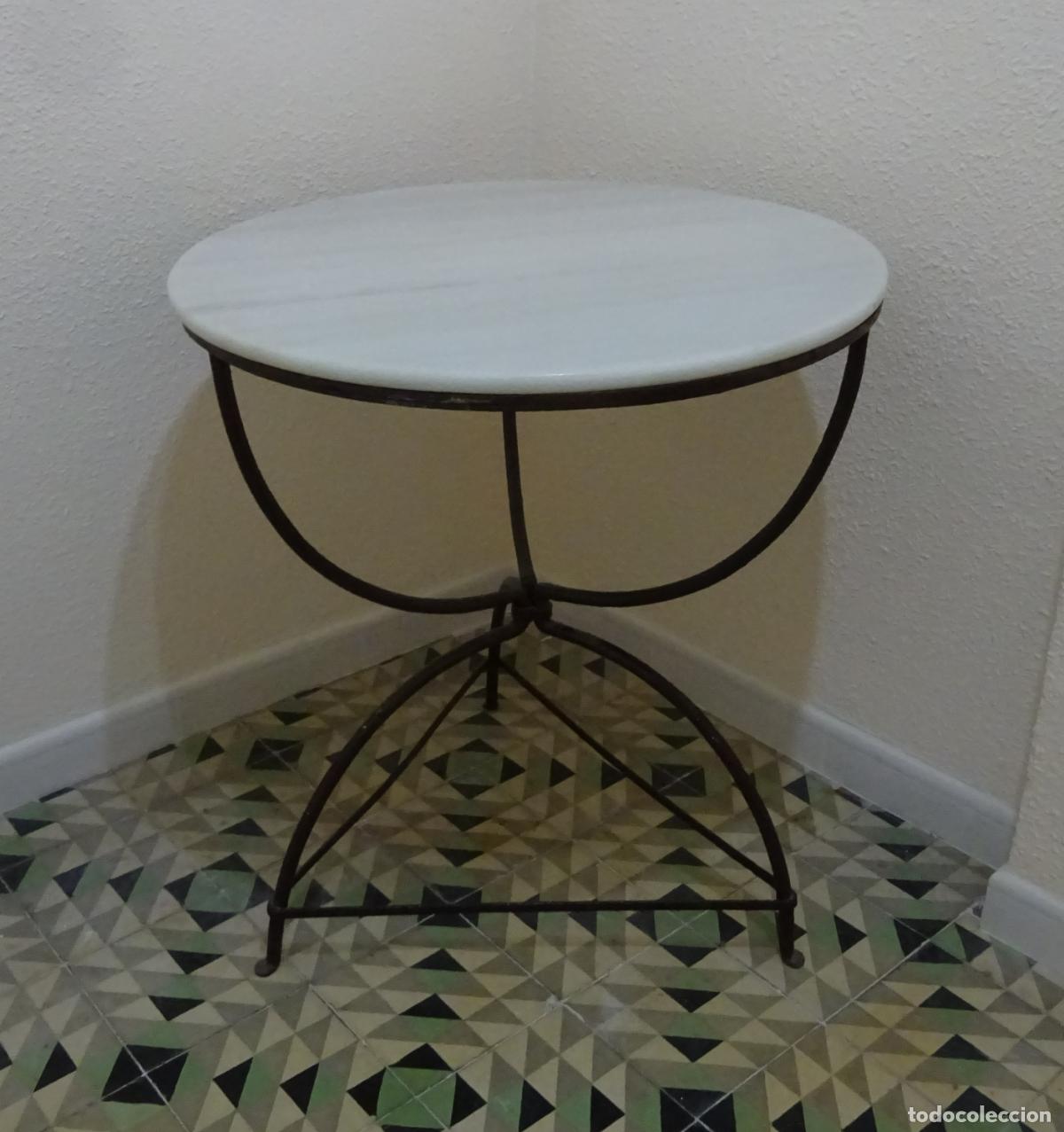 Antig&uuml;edades: ANTIGUA MESA CAF&Eacute; CON TABLERO DE M&Aacute;RMOL BLANCO Y PATAS DE HIERRO FORJADO