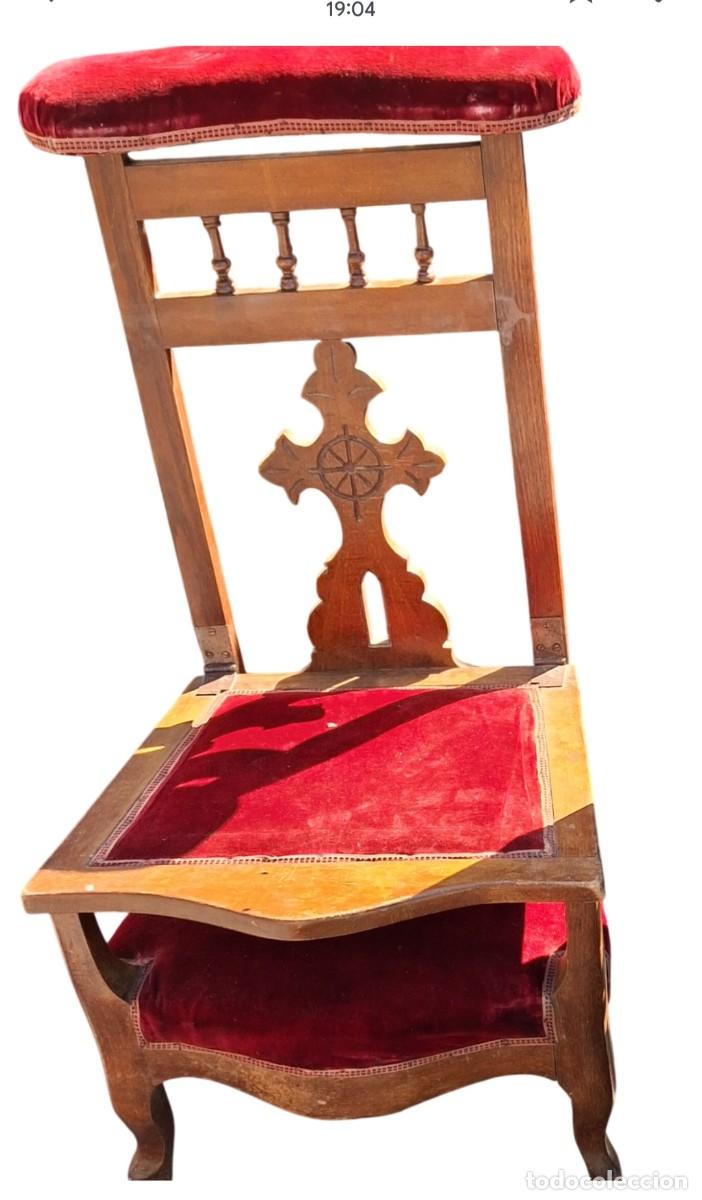 Antig&uuml;edades: Antiguo reclinatorio con asiento de madera tallada y tapizado