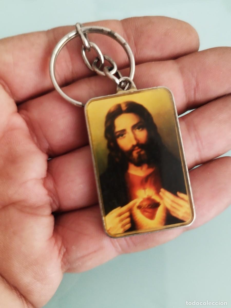 Antig&uuml;edades: Antiguo llavero rectangular con la imagen del Sagrado Coraz&oacute;n de Jes&uacute;s.