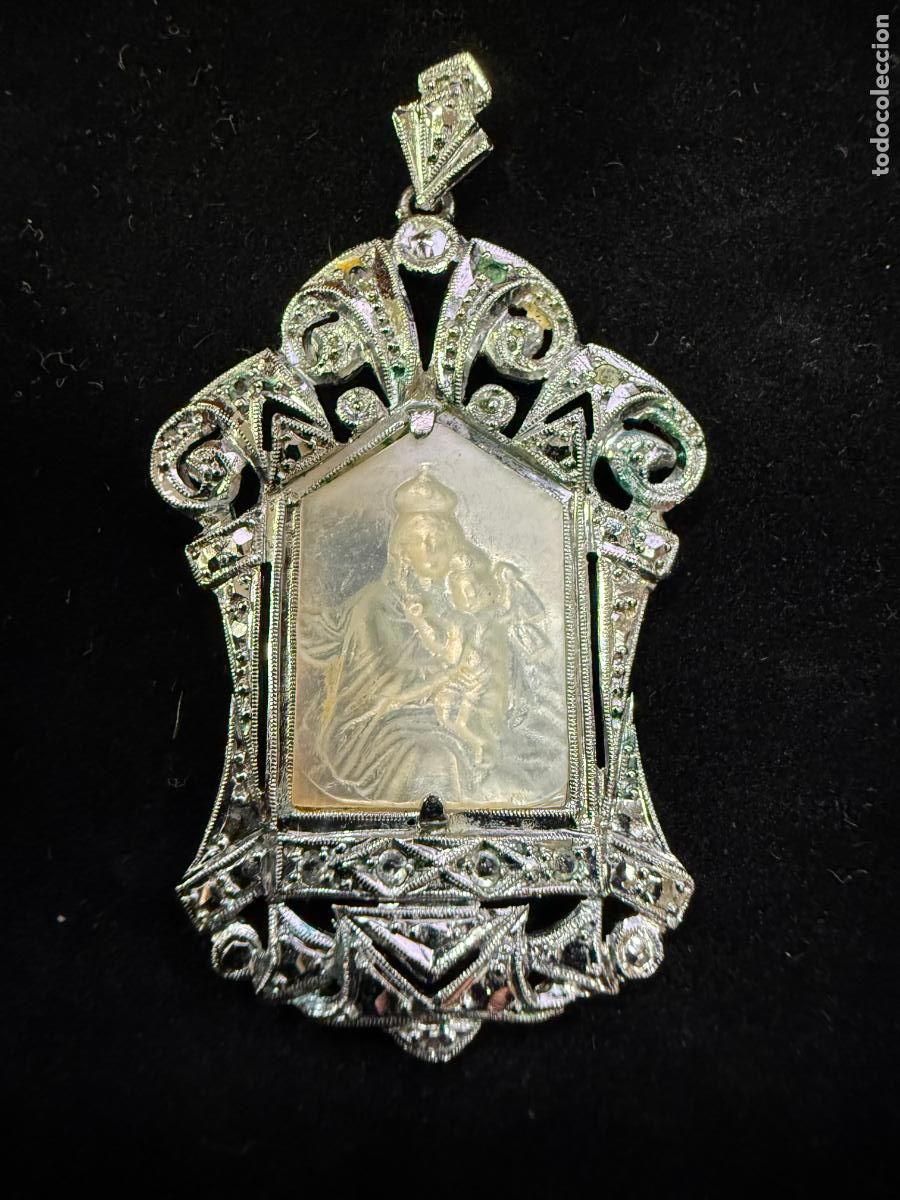 Antig&uuml;edades: PRECIOSO COLGANTE DE METAL CON CIRCONITA Y RELIEVE DE NACAR CON LA VIRGEN DEL CARMEN - MEDIDA 5 CM