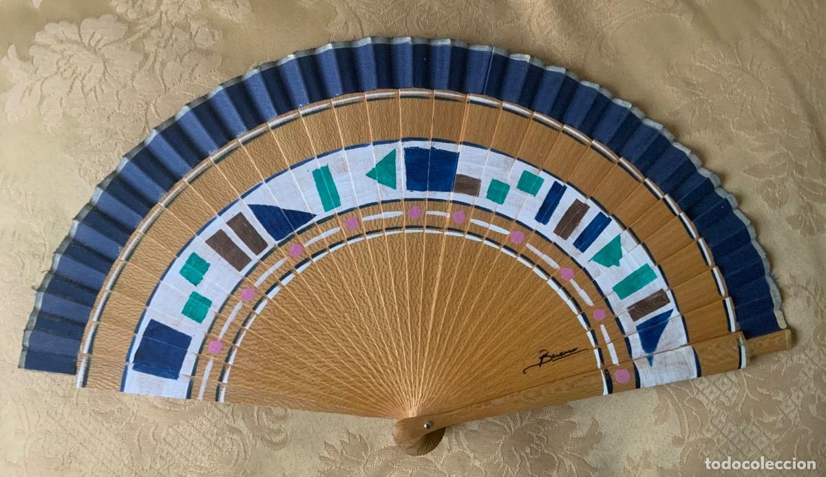 Antig&uuml;edades: ABANICO MADERA NATURAL, PINTADO A MANO, FIRMADO A&Ntilde;O 80