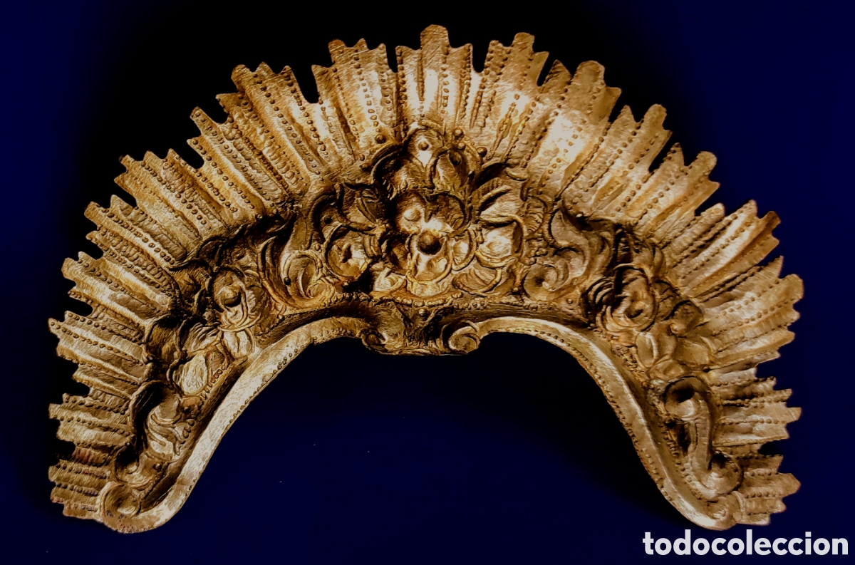 Antig&uuml;edades: Media luna de metal para escultura de una Virgen. Principios del siglo XIX.