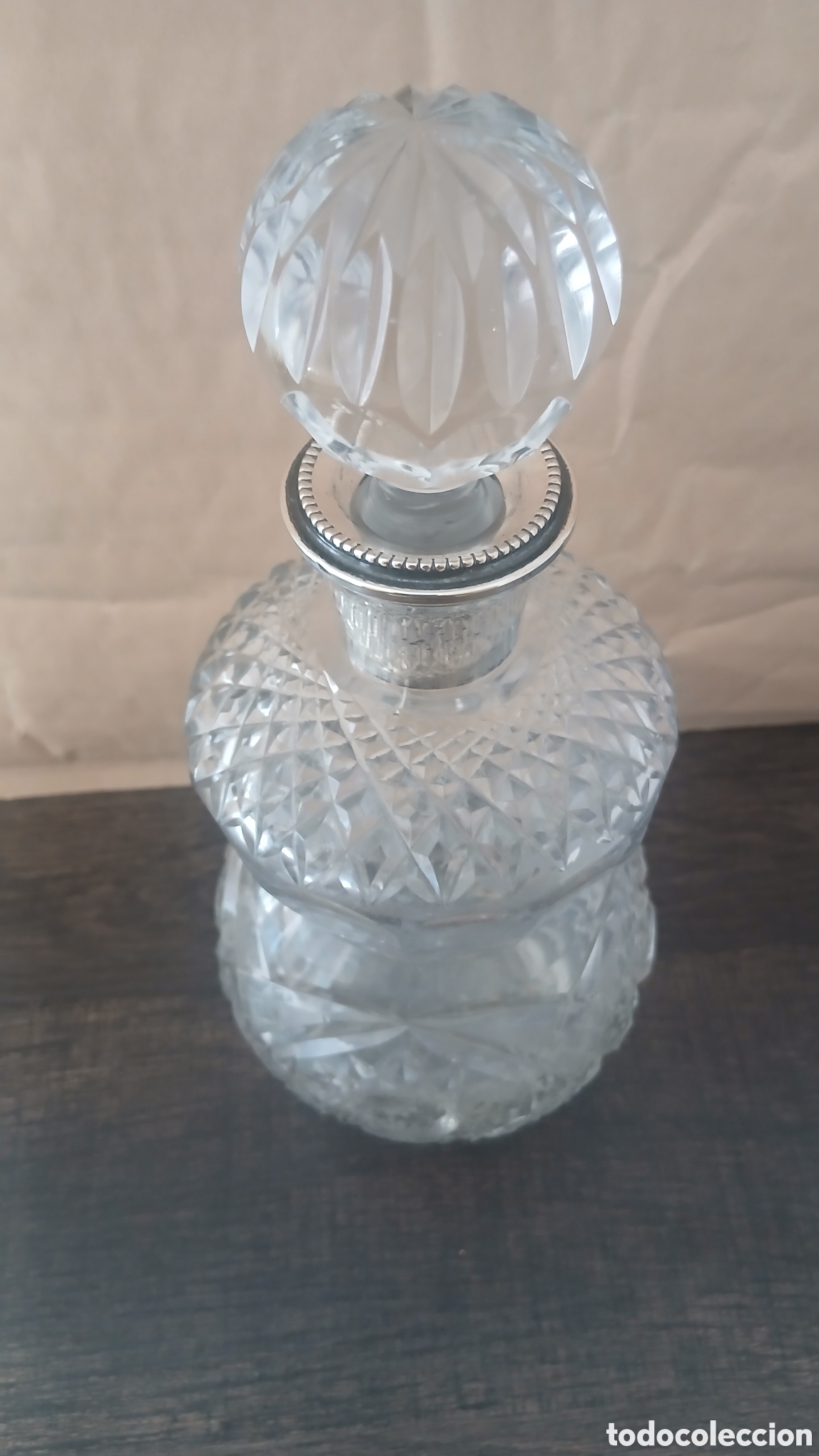 Antig&uuml;edades: Licorera de cristal y plata
