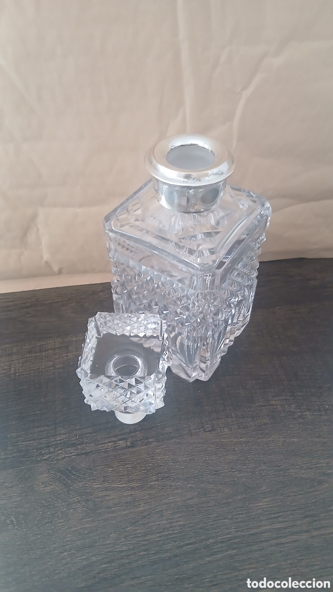 Antig&uuml;edades: Botella antigua de cristal con plata Licorera