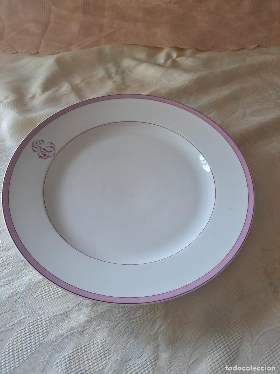 Antig&uuml;edades: Fuente rodonda de porcelana Ch. Pillivuyt & Cie, escudo nobiliario, siglo xix