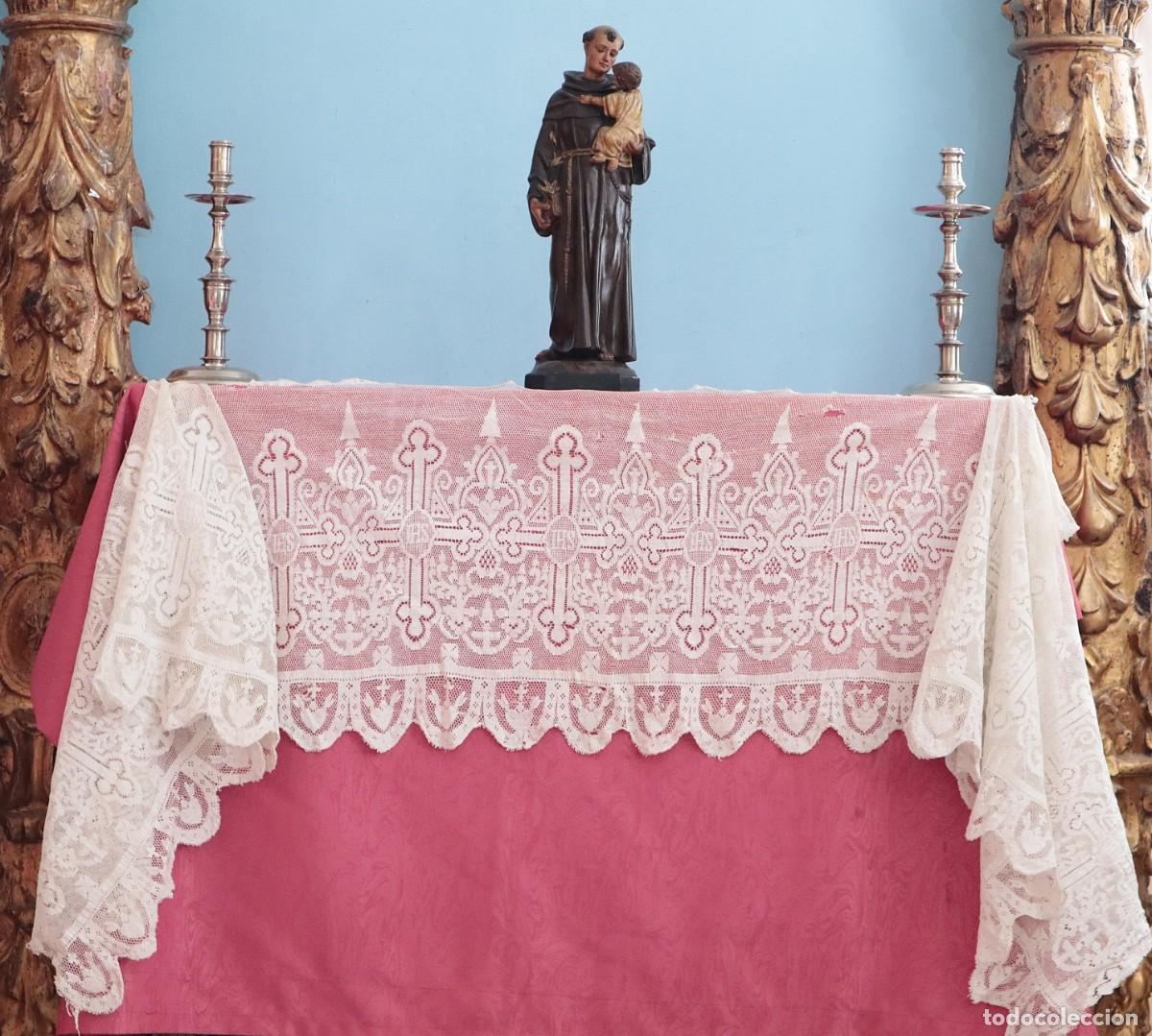 Antig&uuml;edades: Frente de altar confeccionado en encajes con motivos religiosos. S. XX. Mide 288 x 41 cm