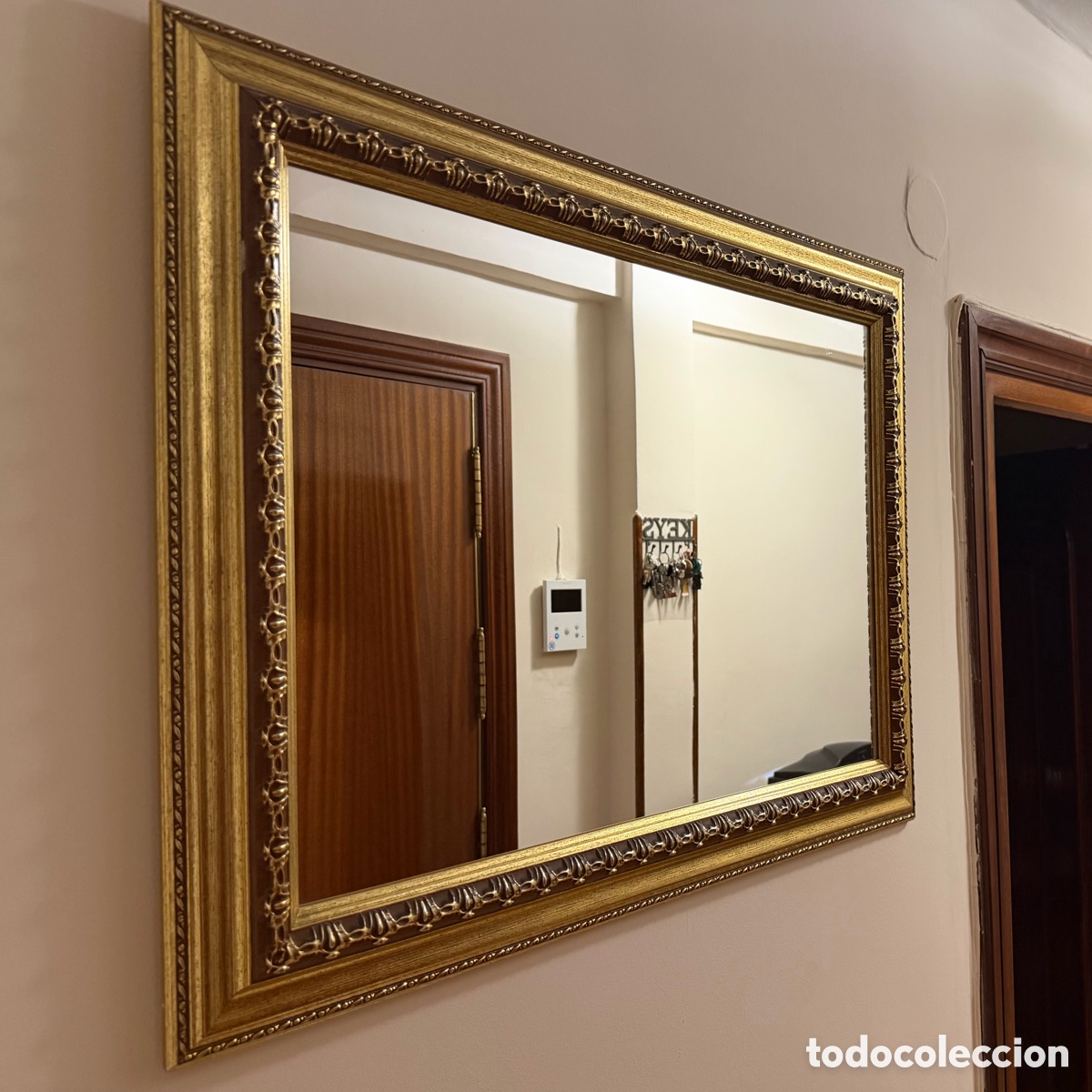 Antig&uuml;edades: Espejo Dorado Cl&aacute;sico con Marco Trabajado (85 x 65 cm)