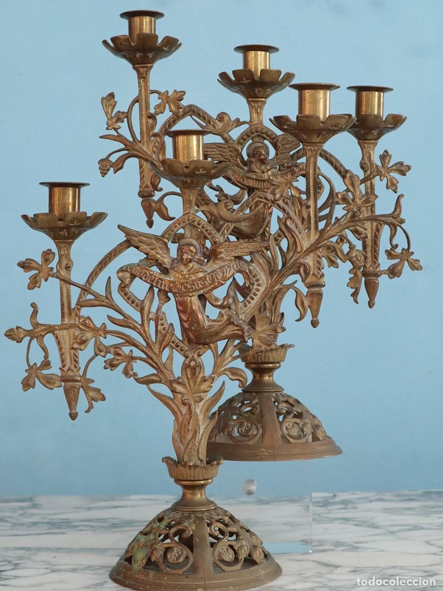 Antig&uuml;edades: Dos candelabros de altar portadores de &aacute;ngeles con cartelas. Hacia 1900. Miden 39 x 28 cm.