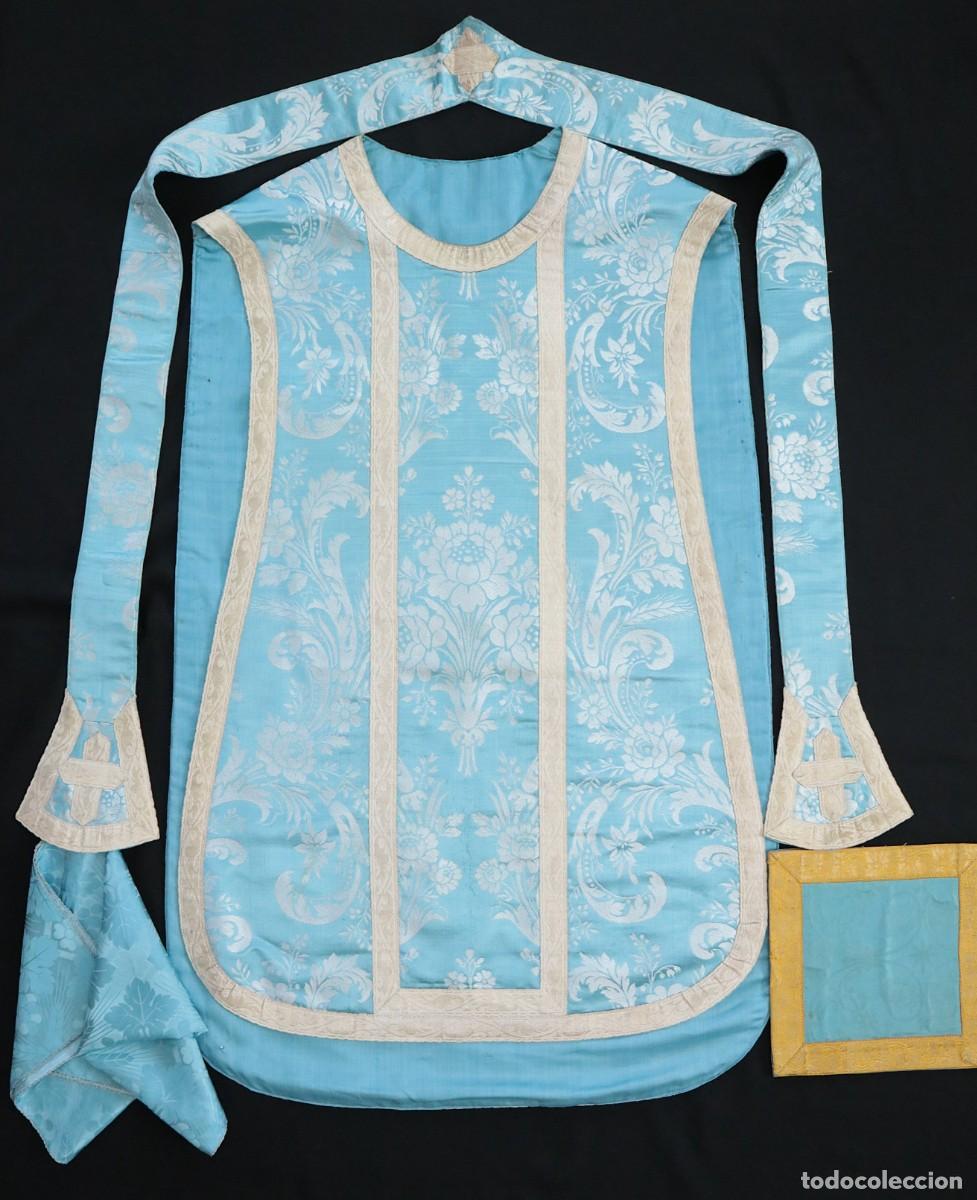 Antig&uuml;edades: Casulla y complementos confeccionados en seda de color azul celeste. Pps. S. XX.