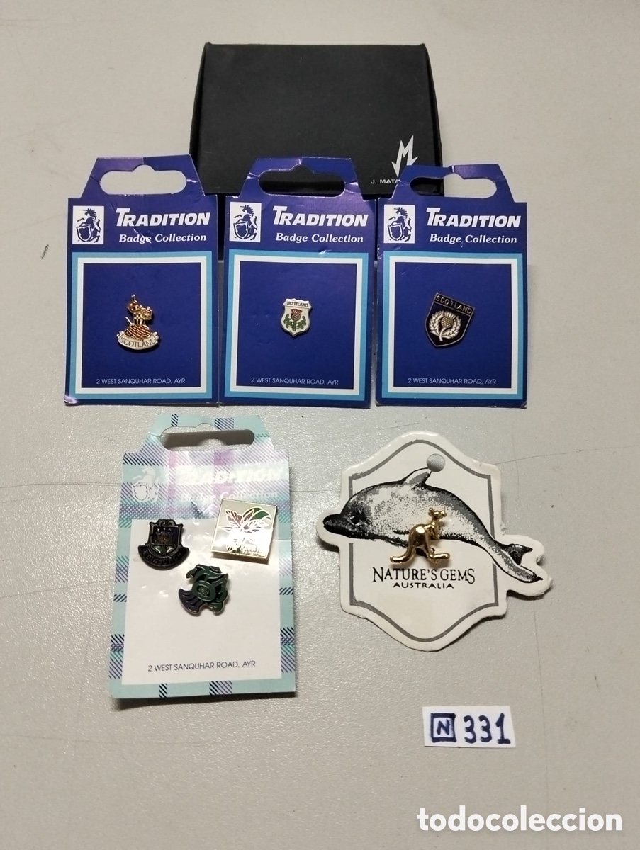 Antig&uuml;edades: colecci&oacute;n variada de pines y broches de recuerdo
