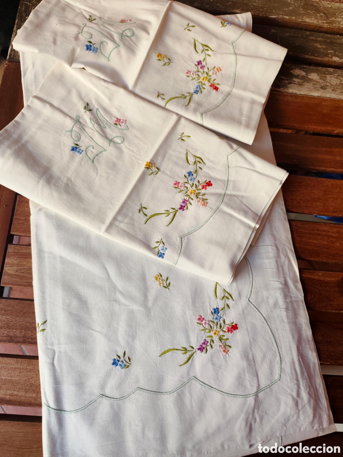 Antig&uuml;edades: Antiguo juego de sabanas matrimonio. Bordado con motivos florales y iniciales
