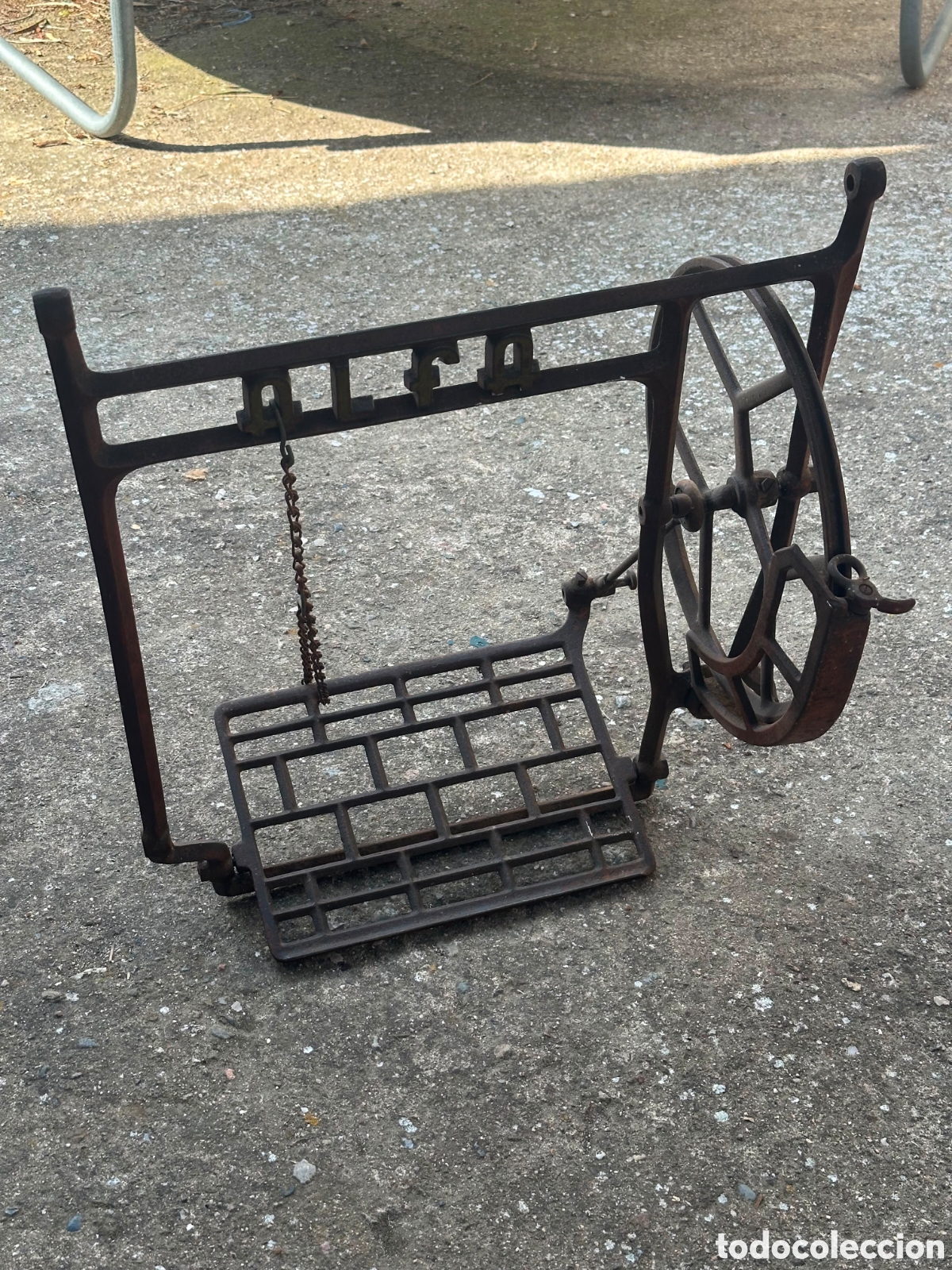 Antig&uuml;edades: Pedal y Rueda M&aacute;quina Coser Alfa Antigua