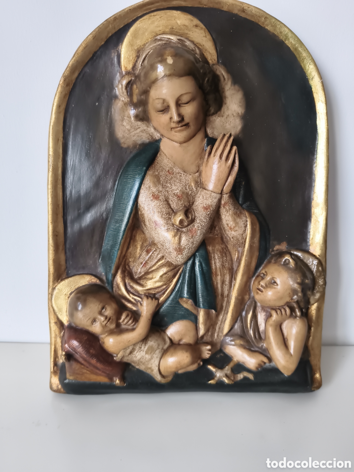 Antig&uuml;edades: Bello cuadro de estuco en relieve con la Virgen ,el ni&ntilde;o Jes&uacute;s y san Juanito