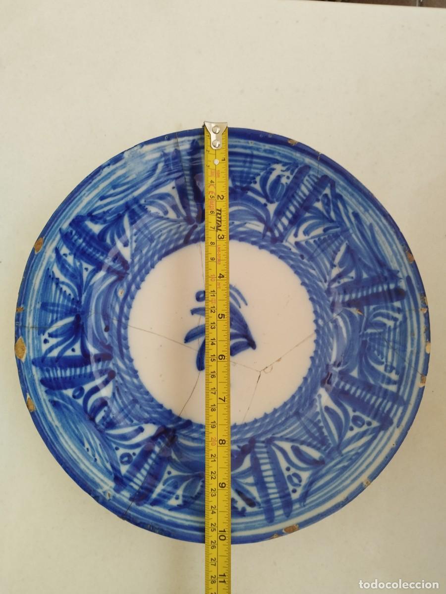Antig&uuml;edades: Plato azul cer&aacute;mica Manises - Foto 2