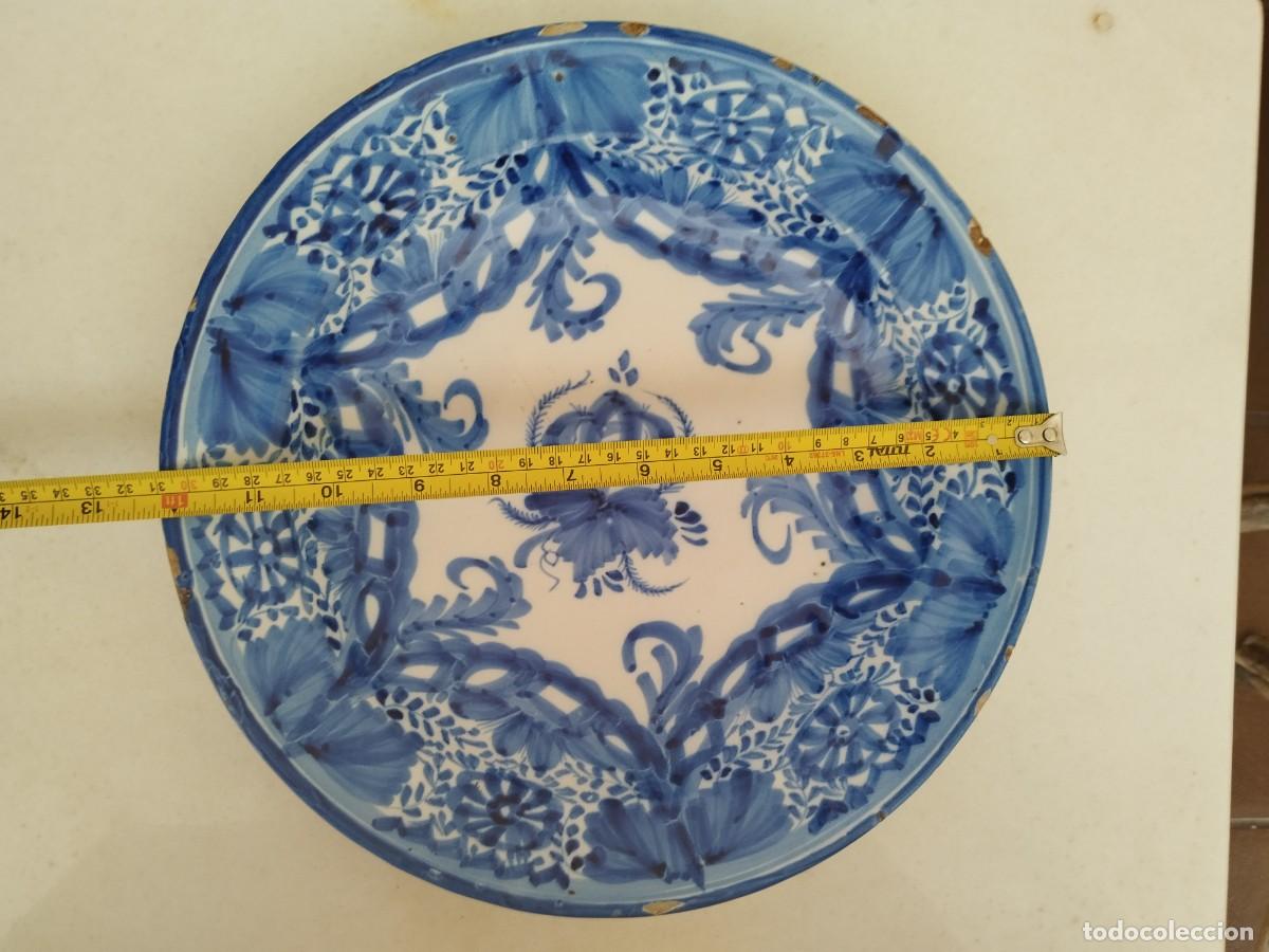 Antig&uuml;edades: Plato azul cer&aacute;mica Manises - Foto 2
