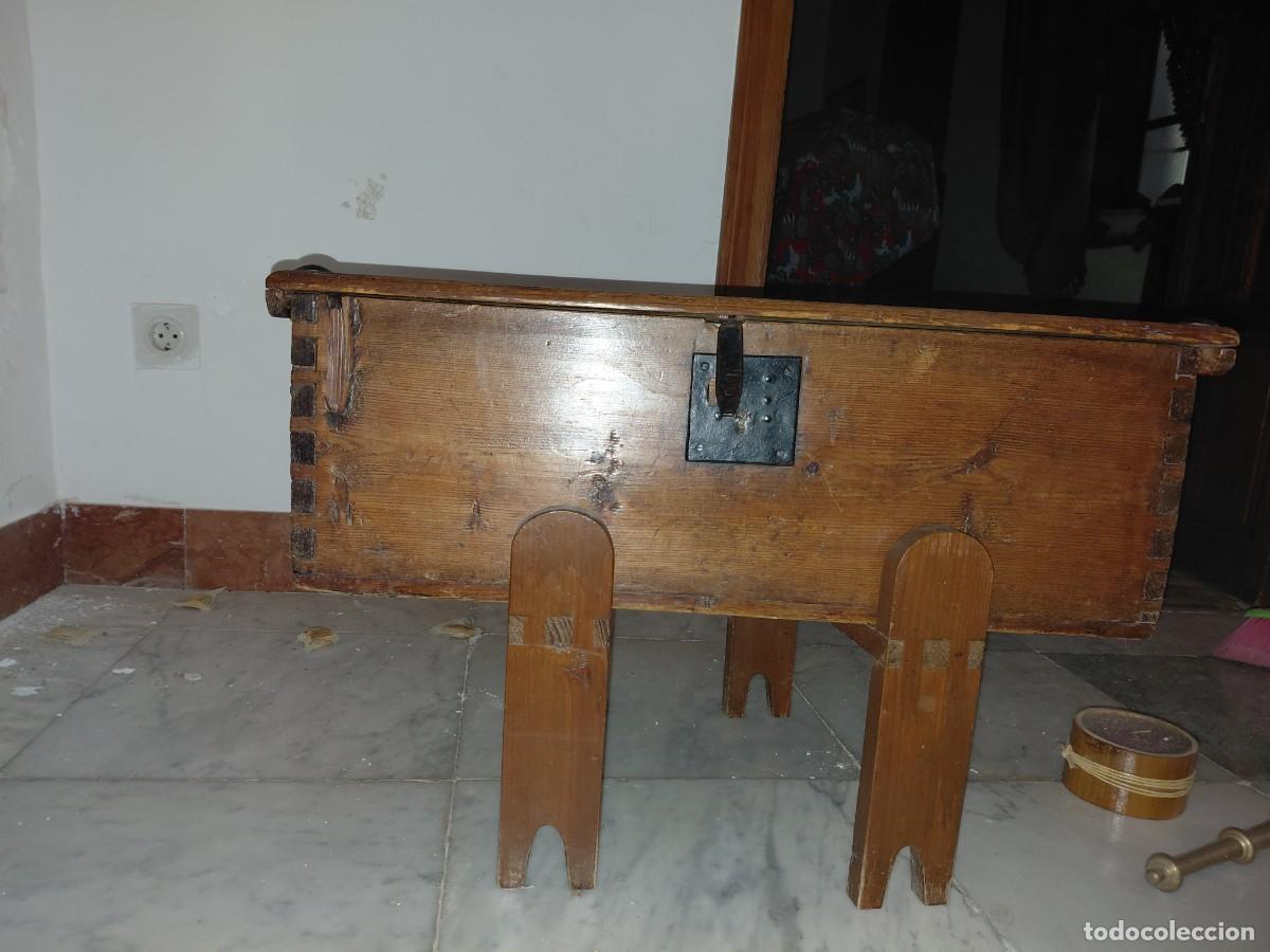 Antig&uuml;edades: Arca de madera antigua con cerradura