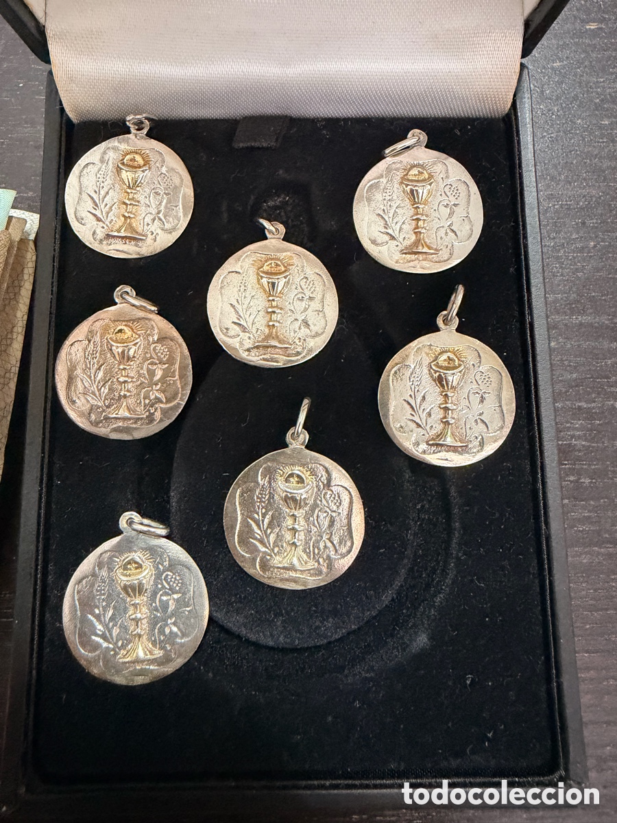 Antig&uuml;edades: Medallas antiguas primera comunion de plata