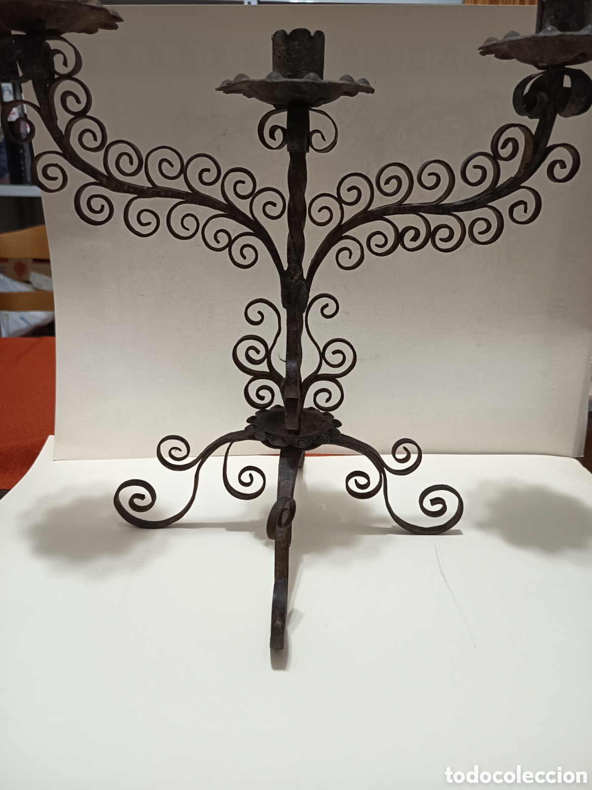 Antig&uuml;edades: Candelabro forja con arabescos y filigrana