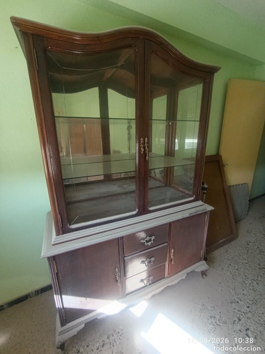 Antig&uuml;edades: Aparador vitrina antiguo de madera