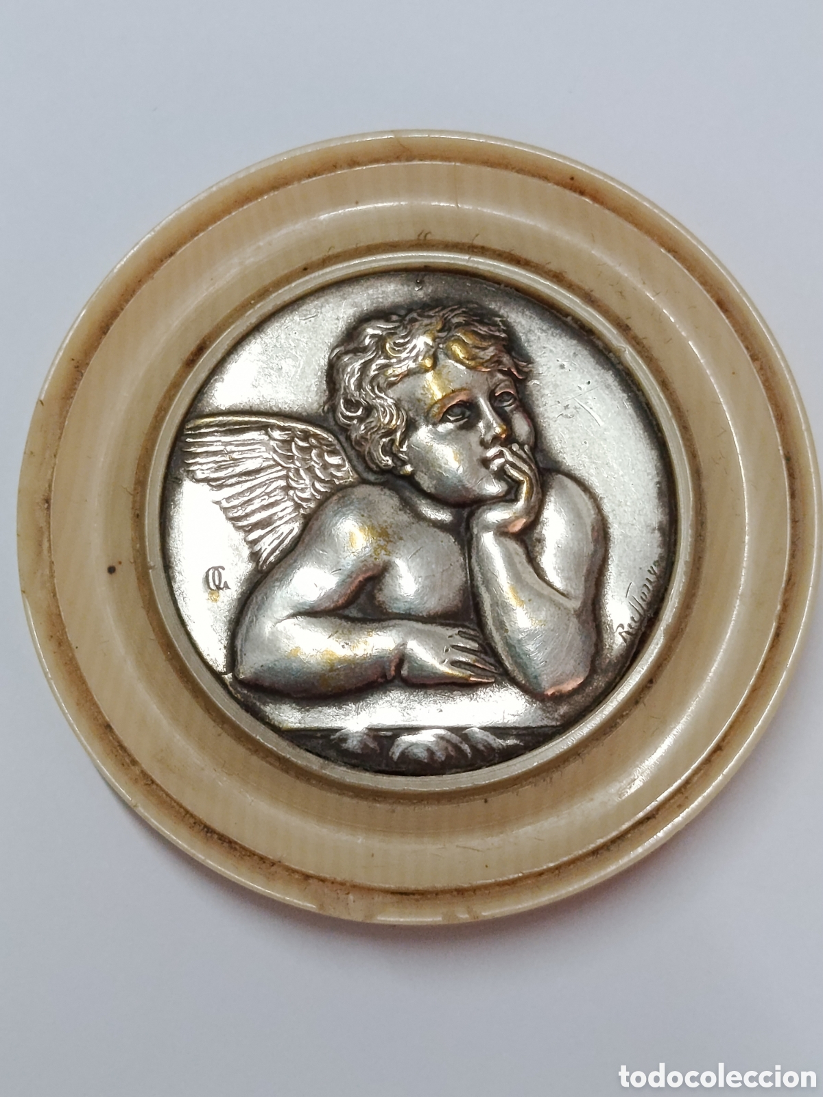 Antig&uuml;edades: Antiguo medall&oacute;n, Angel de Rafael&nbsp; . Medalla de cuna. Marfil o hueso