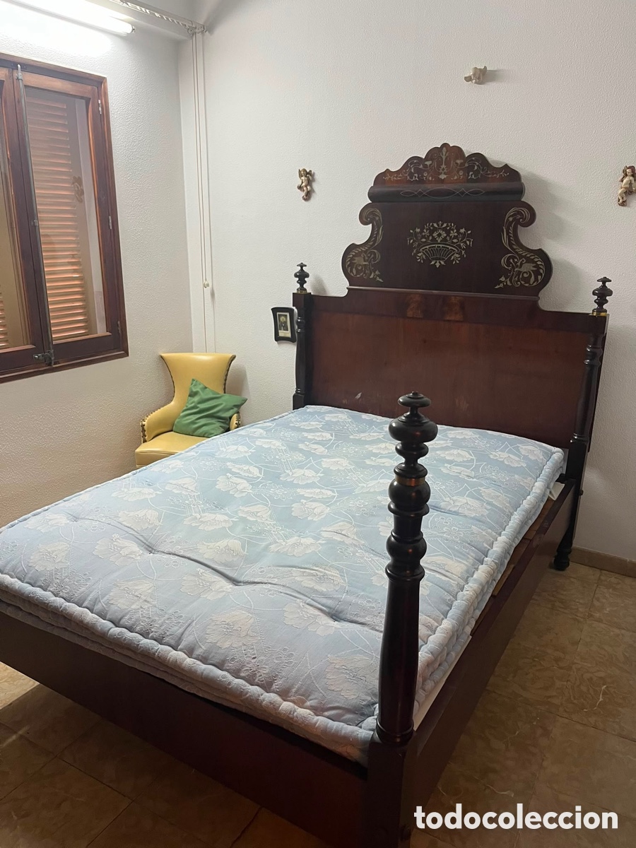 Antig&uuml;edades: Cama antigua con marqueter&iacute;a