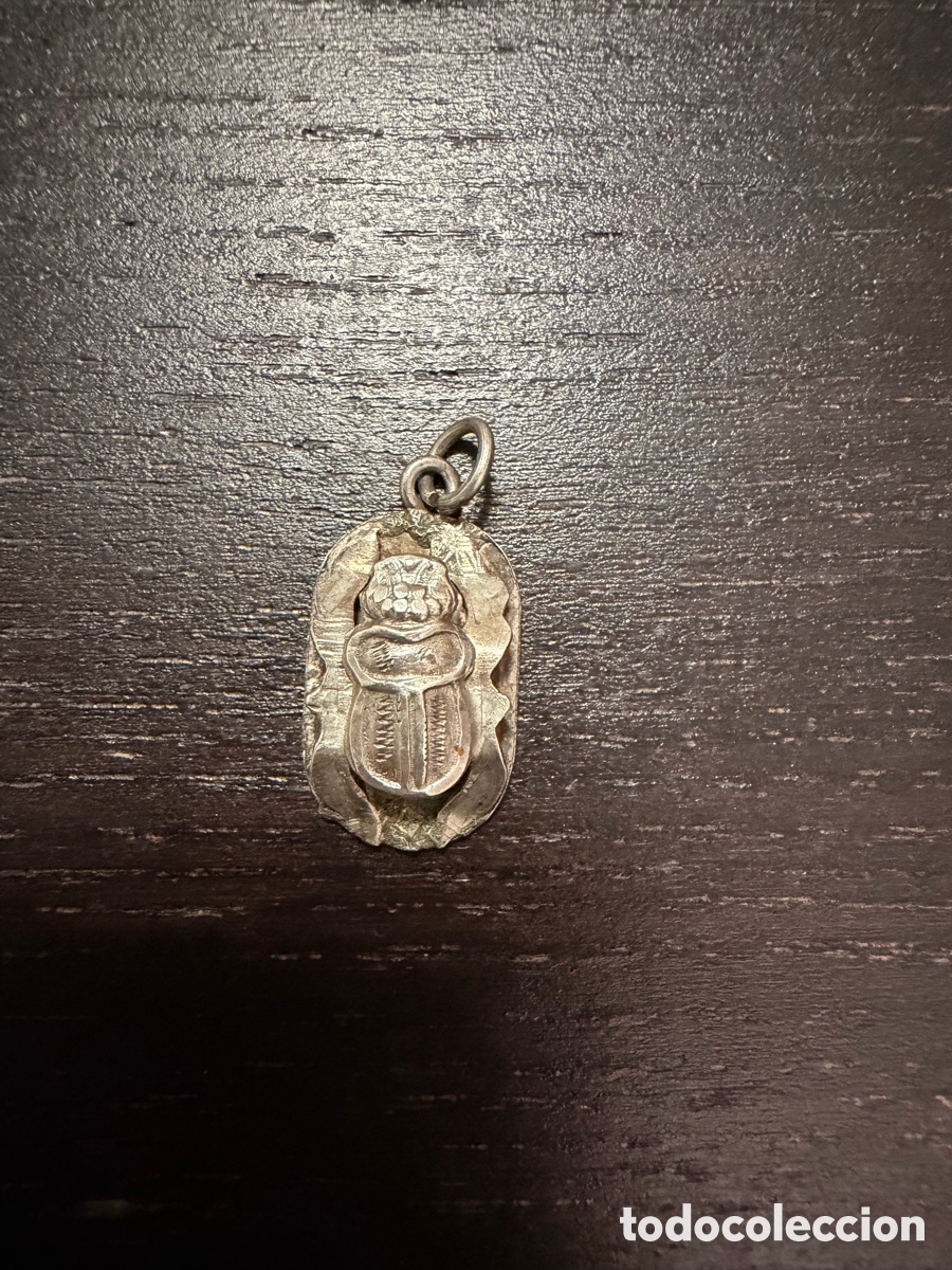 Antig&uuml;edades: Colgante escarabajo egipcio de plata
