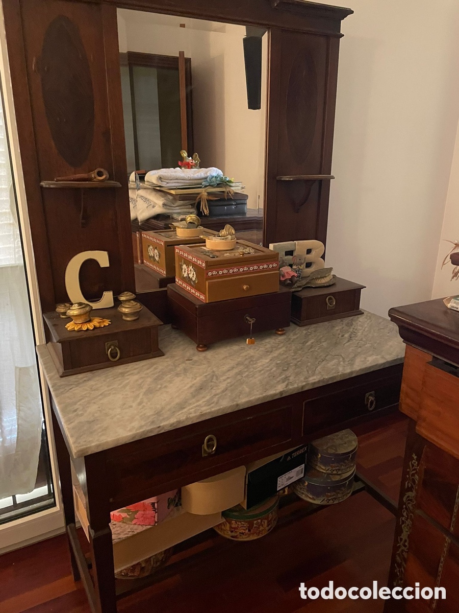 Antig&uuml;edades: Tocador con espejo m&aacute;rmol