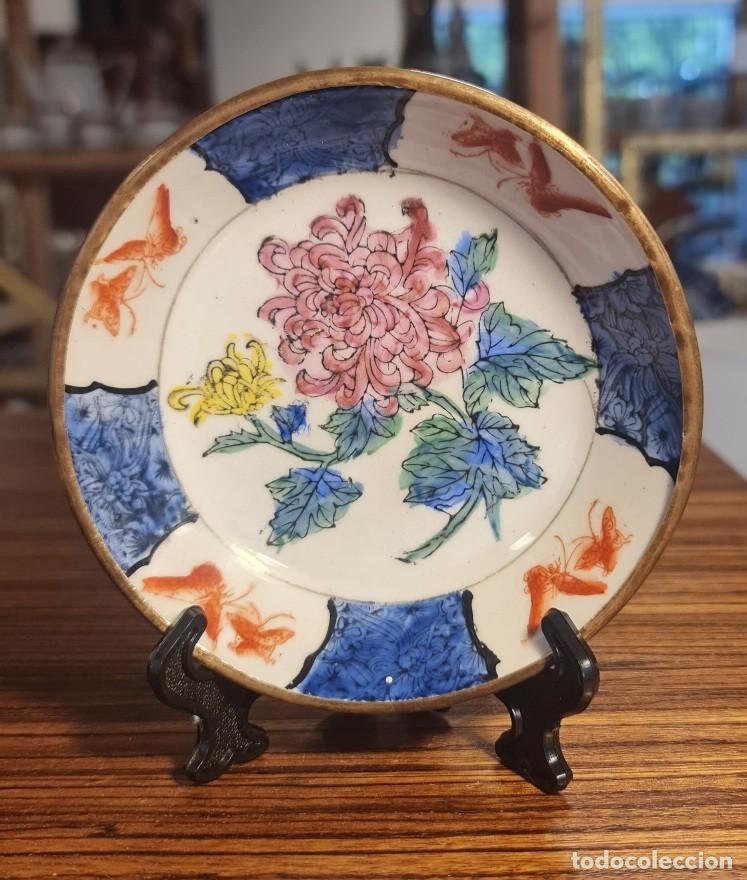 Antig&uuml;edades: Plato decorativo vintage de porcelana china revestido en lat&oacute;n