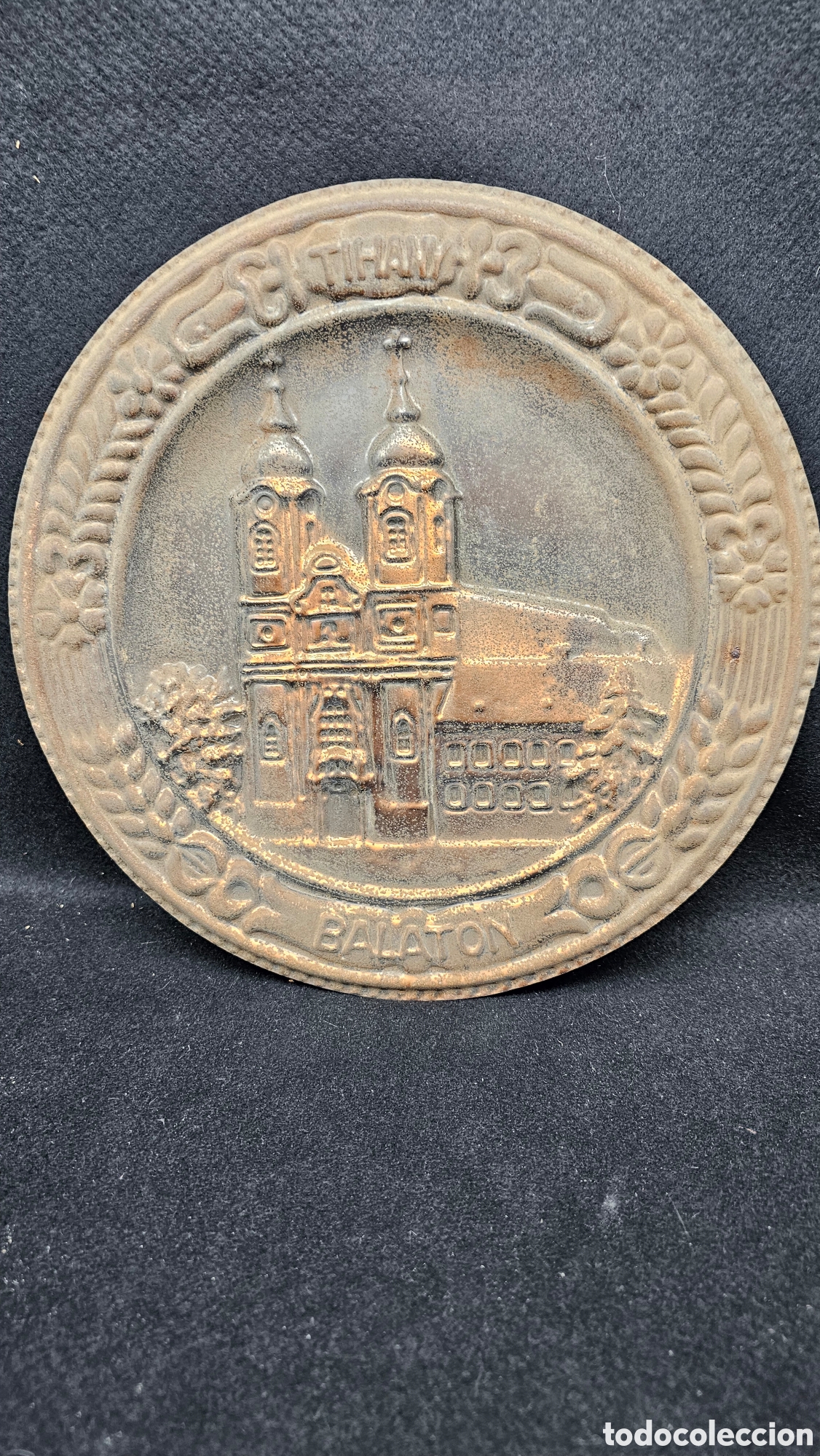 Antig&uuml;edades: Plato de hierro repujado de Hungria