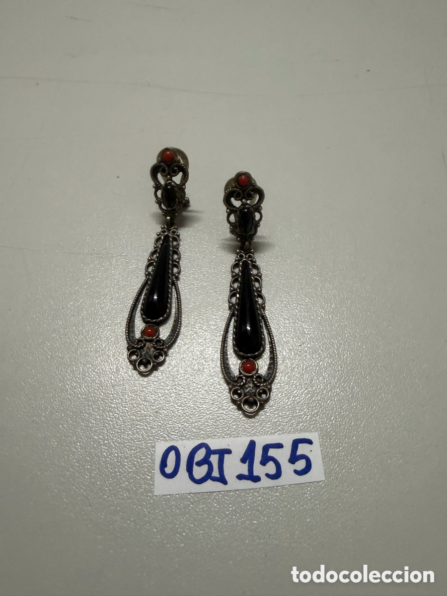 Antig&uuml;edades: pendientes de filigrana con azabache y coral