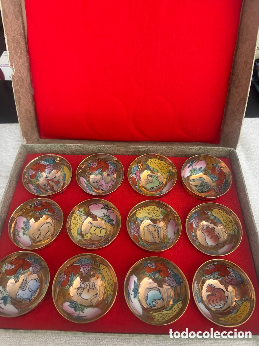 Antig&uuml;edades: Juego Vintage 12 cuencos porcelana china. zod&iacute;aco chino y oro.