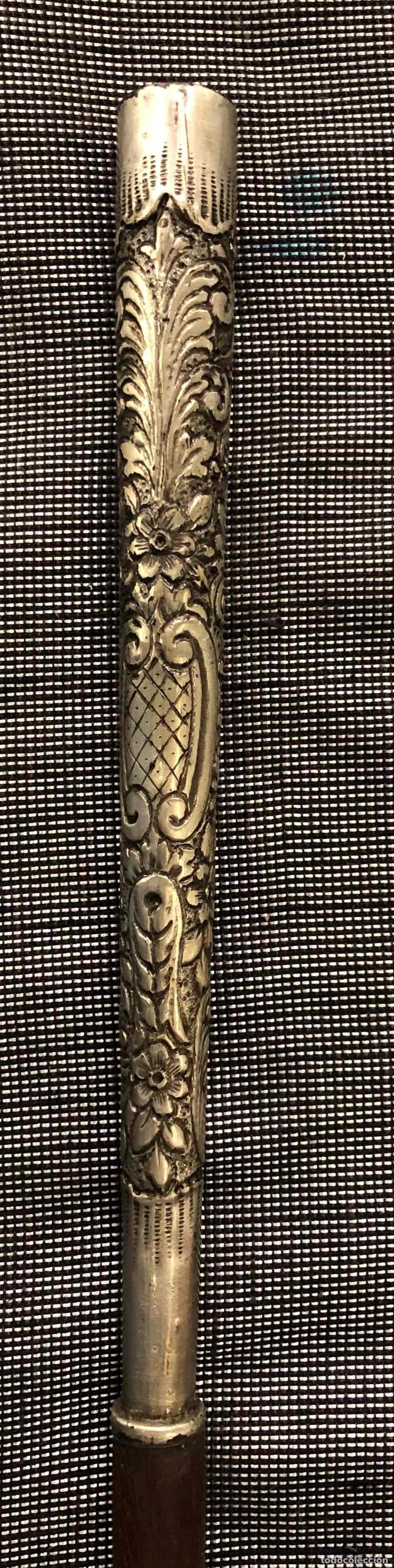 Antig&uuml;edades: BASTON EN MADERA CON EMPU&Ntilde;ADURA EN RELIEVE, DECORACION FLORAL. SIGLO XIX