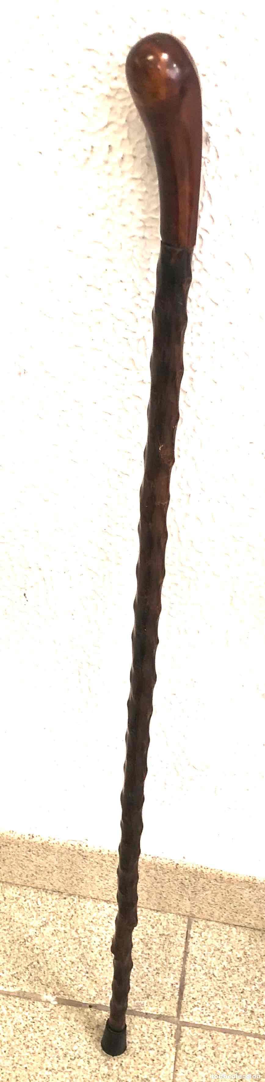 Antig&uuml;edades: BASTON MADERA CON EMPU&Ntilde;ADURA CURVA. CUERPO DE NUDOS. MADERA DE CALIDAD