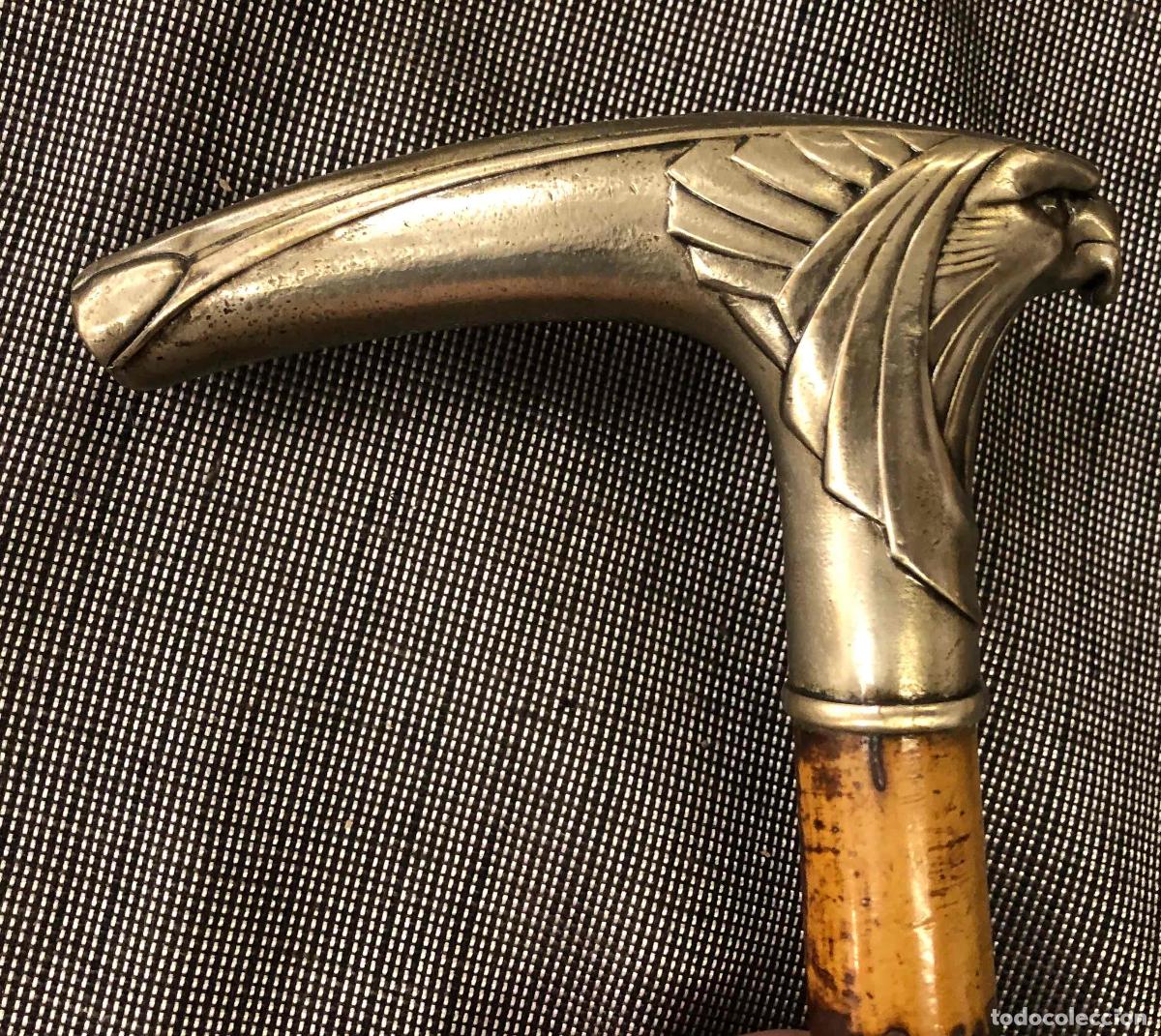 Antig&uuml;edades: BASTON EN MADERA CON EMPU&Ntilde;ADURA METALICA EN FORMA DE HALCON. C.1920