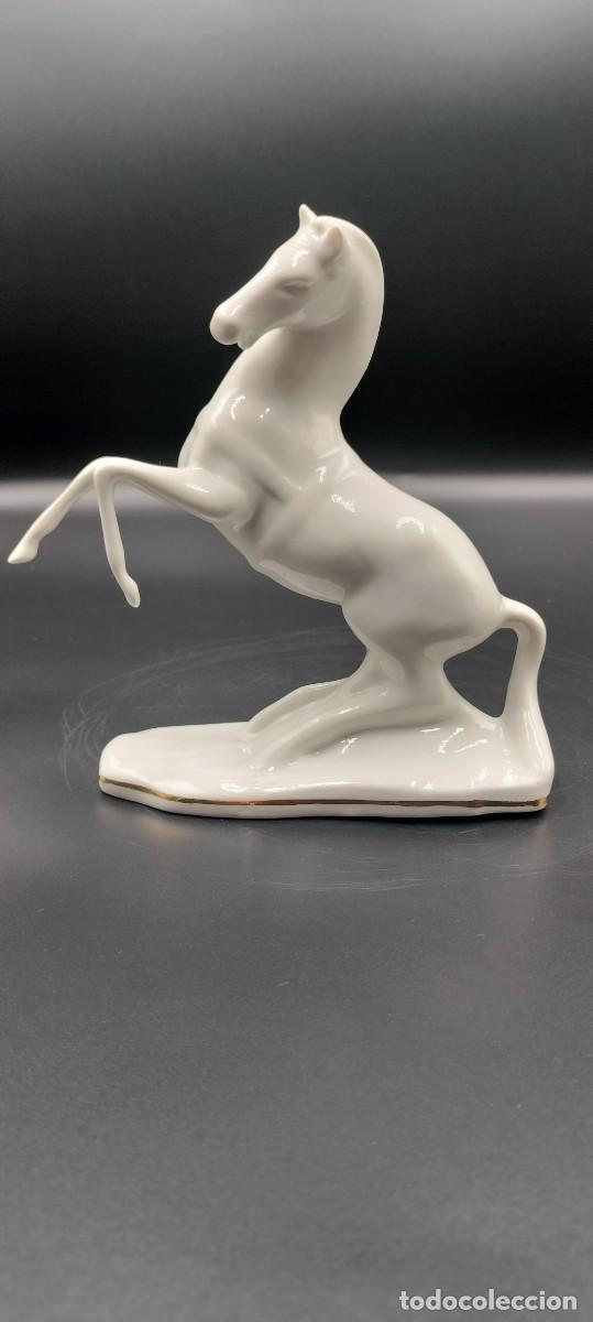 Antig&uuml;edades: Cero - Porzellan (Apulum) &ndash; Porcelanowa figurka stającego dęba konia, model 10422, Art Deco