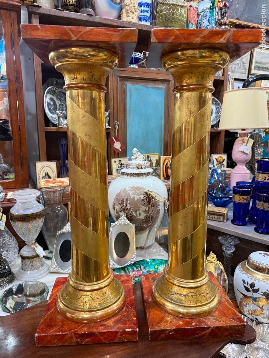 Antig&uuml;edades: ANTIGUA PAREJA DE COLUMNAS PEDESTALES DE MADERA MARMOLEADA Y ORO FINO - MEDIDA 63 CM Y 20X20 CM BASE