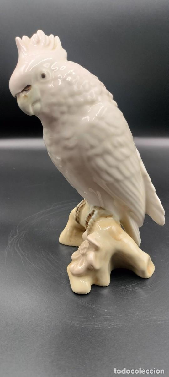 Antig&uuml;edades: Royal Dux Bohemia &ndash; Porcelanowa figurka Papuga Kakadu Art Deco, stan idealny