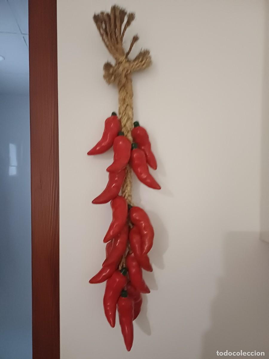 Antig&uuml;edades: Ristra guindillas decorativas de Cer&aacute;mica y cuerda de yute natural