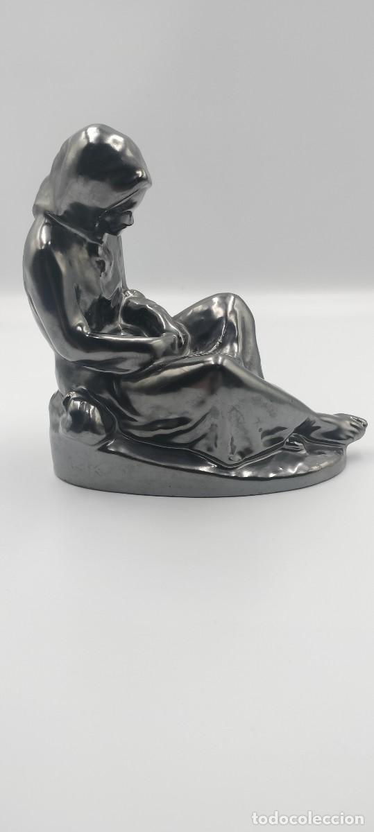 Antig&uuml;edades: Wybitne Art Deco &ndash; Charles RENAUD (XIX/XX w.) &ndash; &bdquo;Allaitement&rdquo; (Macierzyństwo) | Czarna emaliowana te