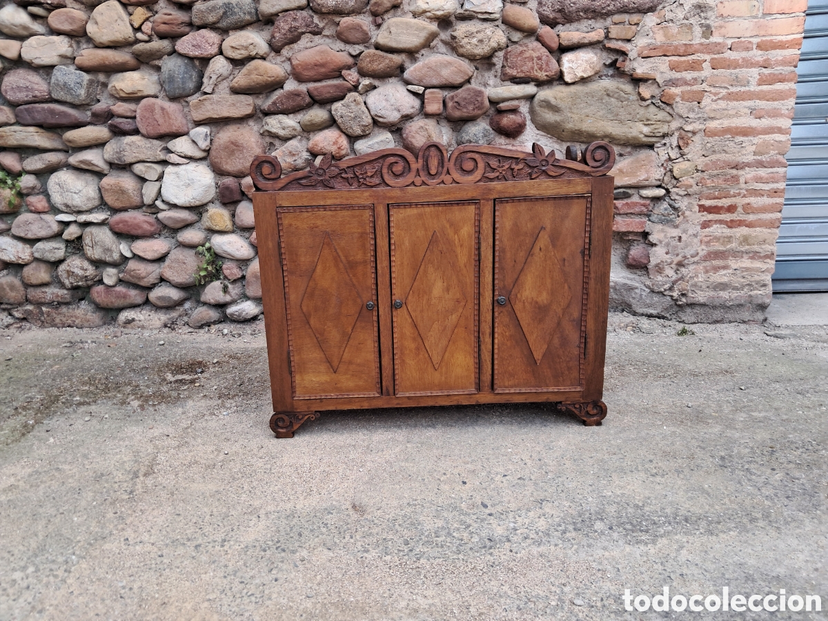 Antig&uuml;edades: Armario antiguo de mu&ntilde;ecas en madera de haya tallada &ndash; a&ntilde;os 40 &ndash; mobiliario de colecci&oacute;n