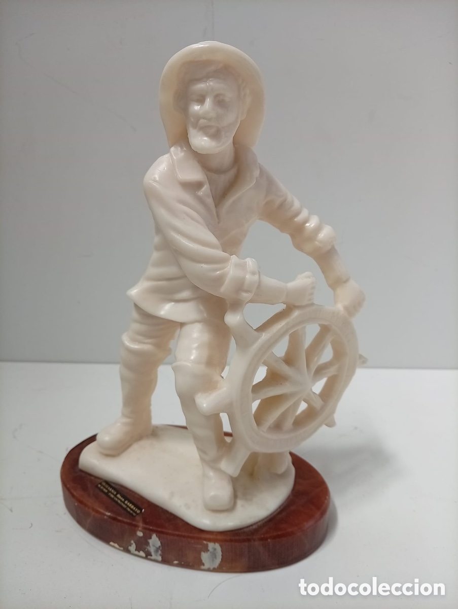 Antiques: . FIGURA DE RESINA, MARINERO CON TIM&Oacute;N.