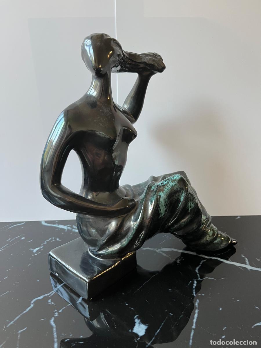Oggetti Antichi: Jitka Forejtov&aacute; - &rdquo;Siedząca kobieta&rdquo; / &rdquo;Toaleta&rdquo; - Rzeźba ceramiczna w Stylu Brukselskim - Keramo Ko