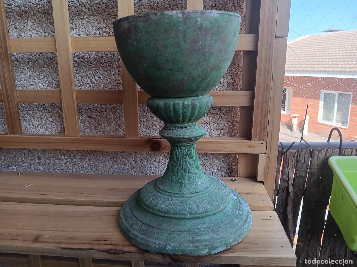 Antig&uuml;edades: C&aacute;liz metal antiguo p&aacute;tina bronc&iacute;nea