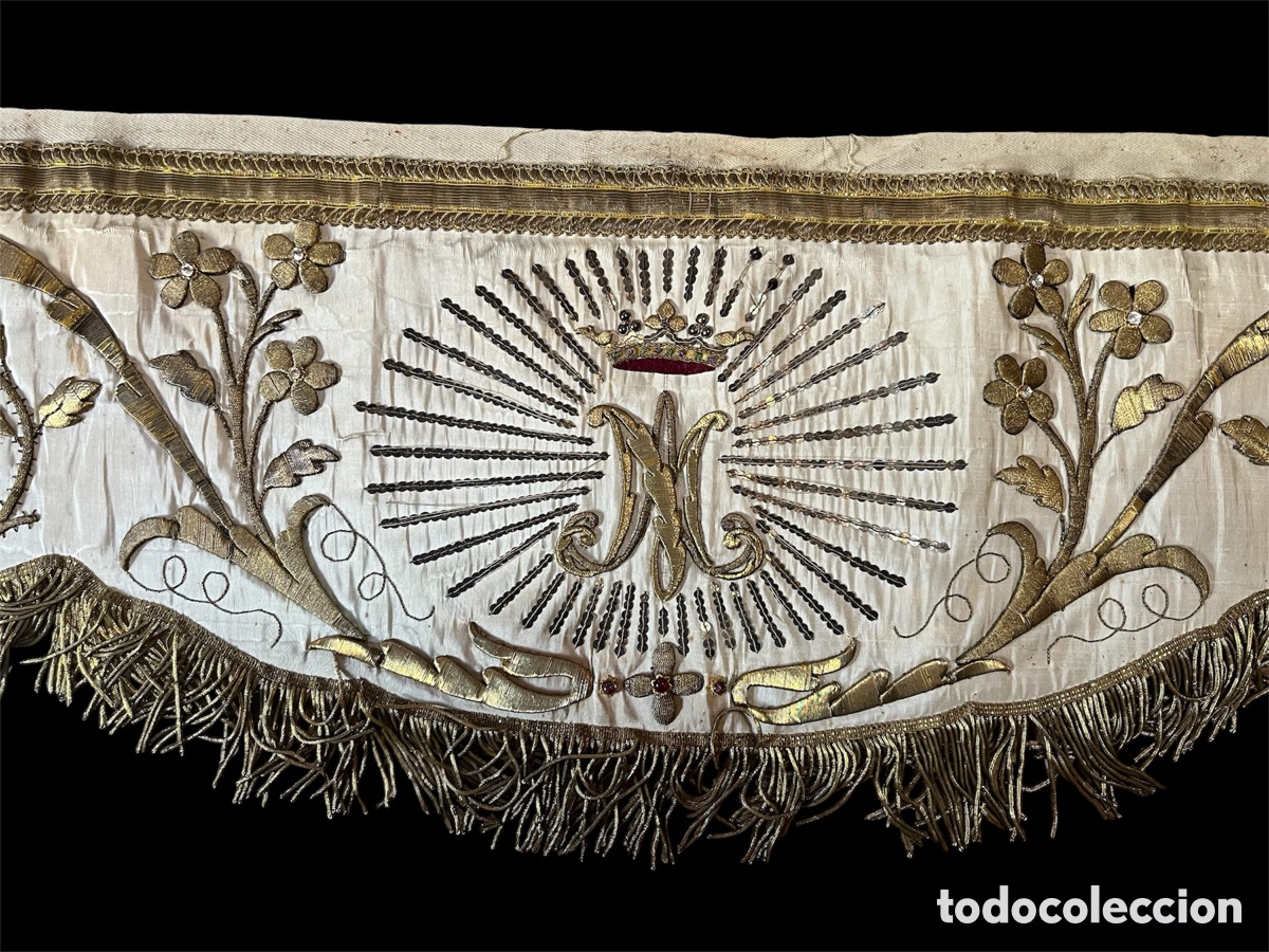 Antig&uuml;edades: Lamberqu&iacute;n o frente de altar moar&eacute; de seda bordado en hilo met&aacute;lico de oro y cristal
